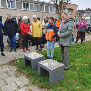 -Onthulling mozaiekbankjes